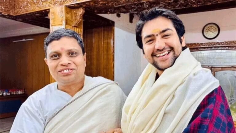 आचार्य बालकृष्ण को यज्ञ का निमंत्रण देने पहुंचे धीरेंद्र कृष्ण शास्त्री