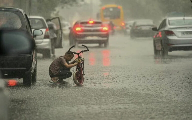 झमाझम बारिश ने फिर कराया ठंड का एहसास