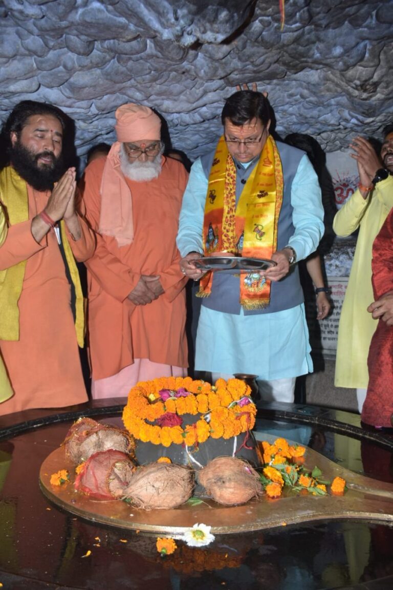 सीएम धामी ने टपकेश्वर महादेव मंदिर में की पूजा-अर्चना