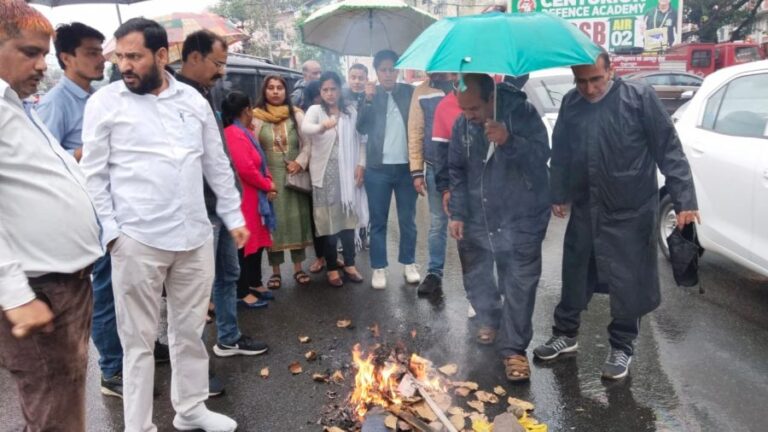 उक्रांद ने किया मंत्री अग्रवाल का पुतला दहन,