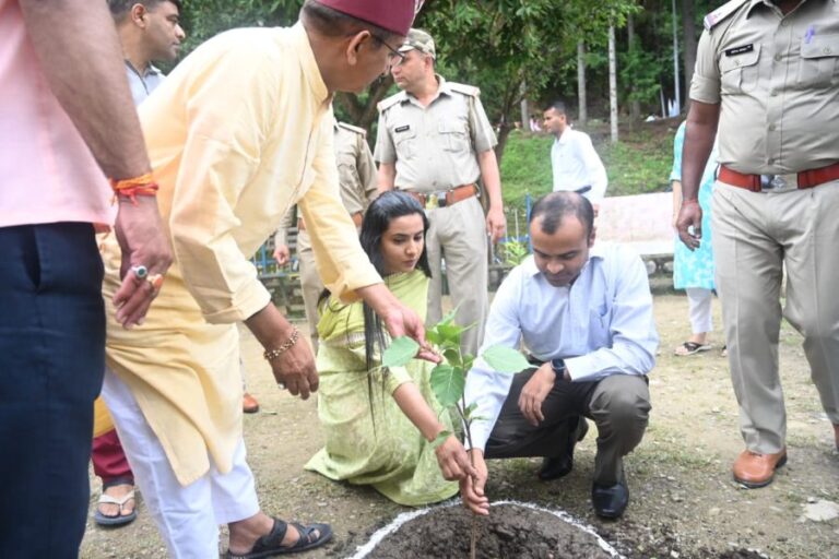 जन क्रांति नायक श्रीदेव सुमन की पुण्यतिथि किया वृक्षारोपण