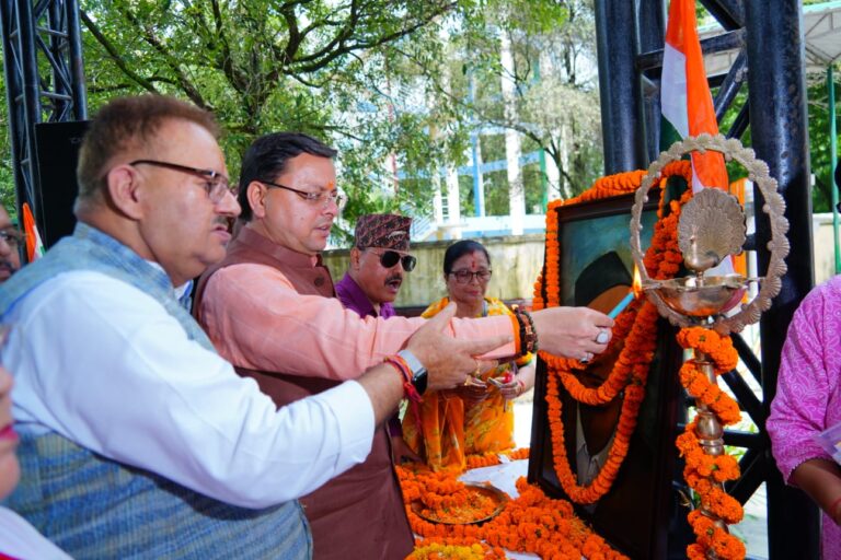 सीएम धामी ने शहीद मेजर दुर्गा मल्ल की प्रतिमा पर पुष्प अर्पित कर दी श्रद्धांजलि