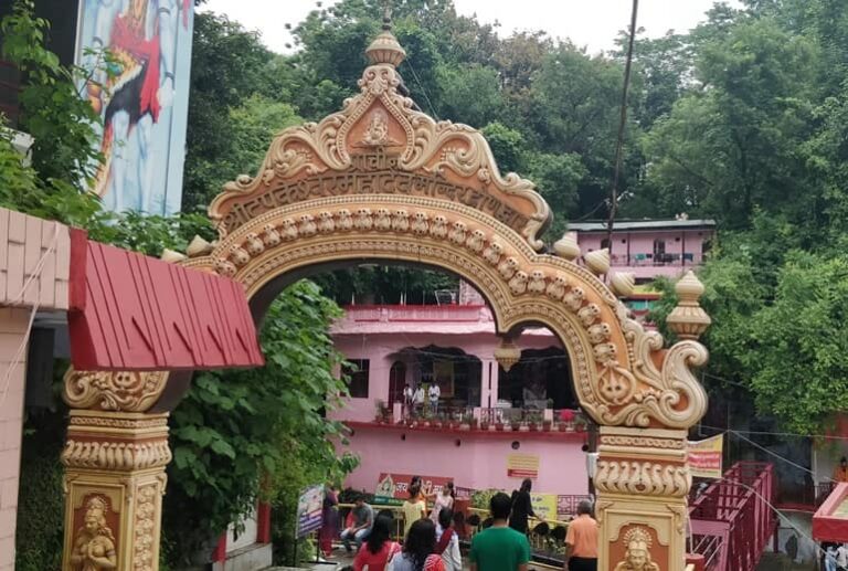 नाग पंचमी पर टपकेश्वर मंदिर पहंचे बड़ी संख्या में श्रद्धालु