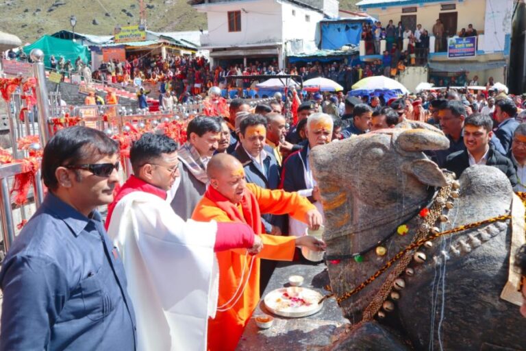 योगी आदित्यनाथ पहुचें केदारनाथ धाम, जय श्री राम के नारों से हुआ स्वागत